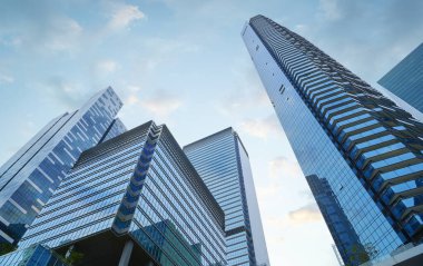 Singapur 'un merkez iş bölgesindeki modern gökdelenlerin düşük açılı görüntüsü şehrin etkileyici mimarisini ve ekonomik büyümesini gözler önüne seriyor.