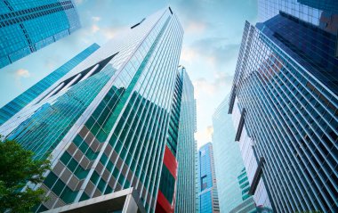 Singapur 'un CD' sindeki modern gökdelenlerin düşük açılı görüntüsü, kentsel gelişimi ve ekonomik büyümeyi gözler önüne seriyor