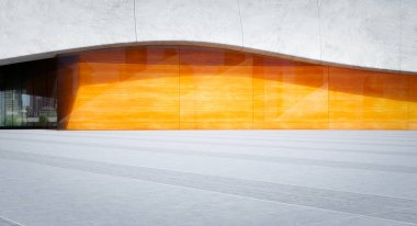 Beton duvarlı, fayanslı, güneş ışığını yansıtan modern bir binanın turuncu cam cephesi. 3B görüntüleme 