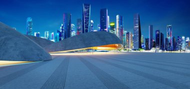 Alacakaranlıkta canlı bir şehir manzarasının altında parlayan modern beton yapılara sahip boş bir otopark. 3d oluşturma