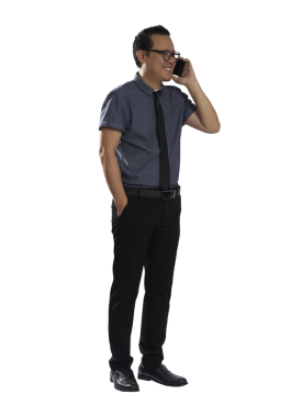 Şeffaf bir arkaplanda izole bir şekilde telefon eden neşeli Asyalı bir iş adamının vücut portresi.