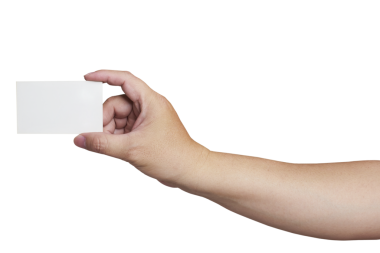 Şeffaf bir arkaplana karşı boş bir kartviziti tutan bir elin yakın çekimi, kendi tasarımınızı eklemek için mükemmel.