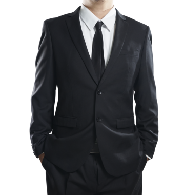 Zarif takım elbise giyen kendine güvenen işadamı elleri ceplerinde, şeffaf bir arka planda duruyor.