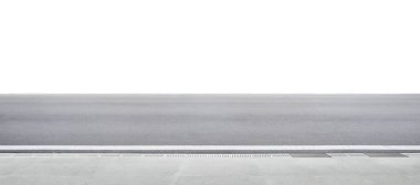 Kaldırımı ve beyaz arkaplanı olan boş bir asfalt yolun panoramik görüntüsü, ulaşımı veya seyahat kavramlarını göstermek için mükemmel