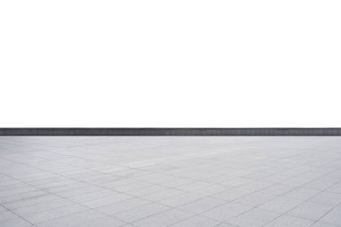 Döşeme döşemesi ve beyaz duvarı olan geniş bir park alanı, araçları veya diğer konuları sergilemek için ideal.