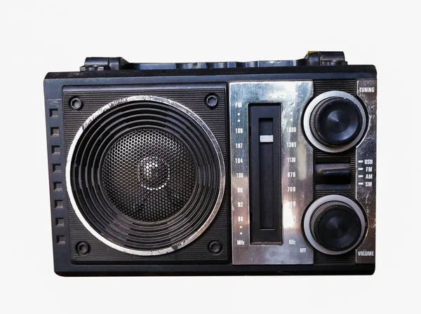 eski transistörlü radyo beyaz zemin üzerine izole.