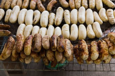 Izgarada muz lokantası. (Tayland usulü geleneksel tatlı.)