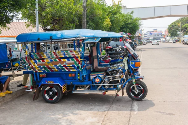 Nakhon, Phanom THAILAND - 29 Mart 2018: sıra motorsiklet yolcuları için servis bekliyor.