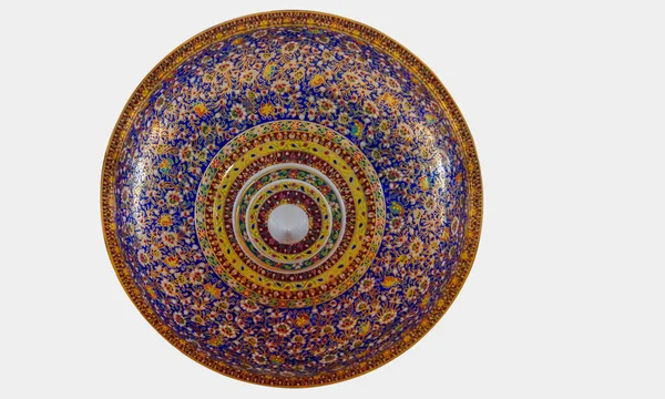 Benjarong kasesindeki güzel desen Tayland 'da beyaz arka planda izole edilmiş seramik çömlek üzerine beş renk içeren geleneksel bir sanattır..