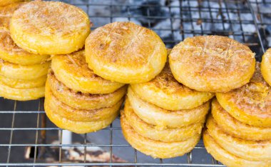 Izgara pilavlı Tayland yemeği (Tayland usulü tatlı) Müşterilere satılmak üzere ızgaraya konmuş Tayland usulü pirinç, yumurta ve tuzdan yapılmış..