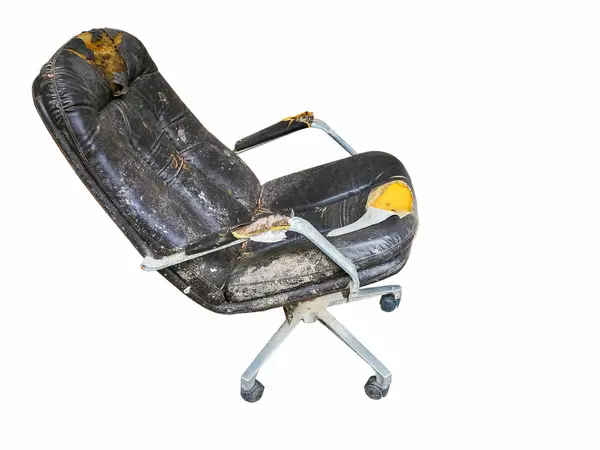 Siyah deri ofis koltuğu, eski, kirli ve hasarlı. Beyaz arkaplanda izole.