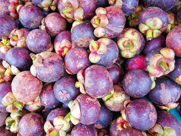 Tayland 'ın yerel pazarında satılan bir yığın mangosteen. Mangosteen, Tayland meyvelerinin kraliçesi olarak bilinir..