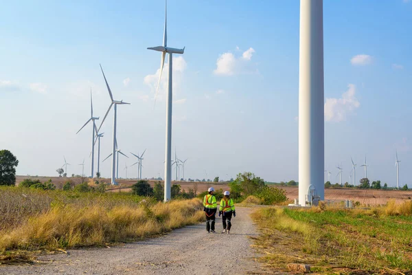 Technician Working Outdoor Wind Turbine Field Environmental Engineer Research Develop — Foto Stock
