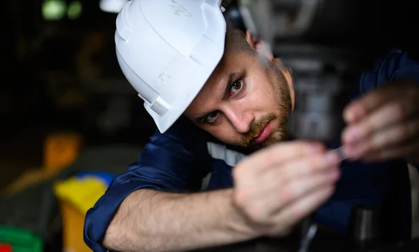 制造厂的专业男性技术员工程师检验和控制机器 — 图库照片