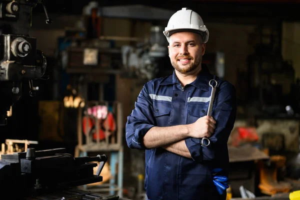 Portrait Happy Mechanical Engineer Smiling Arm Crossed Repairing Machine Factory — 스톡 사진