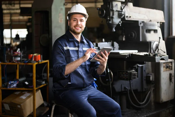 Engenheiro Técnico Profissional Usando Tablet Verificando Controlando Máquina Fábrica Fabricação — Fotografia de Stock