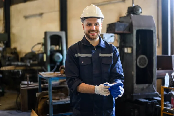 Sorriso Retrato Trabalhador Engenheiro Feliz Sexo Masculino Com Luvas Proteção — Fotografia de Stock