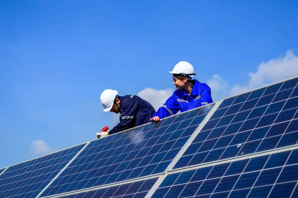 Solar Panel Station Engineer Worker Installing Solar Panel Solar Energy — Fotografia de Stock