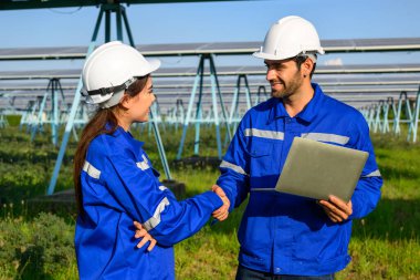 Workers installing solar panels, Engineer team at solar panel farm, Group of workers analyzing solar energy at solar cell farm field