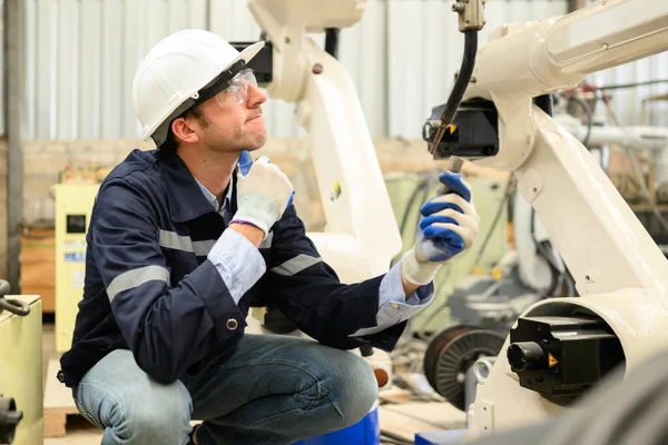 计算机膝上型机械臂的工程师技术人员 软件机械控制机 — 图库照片