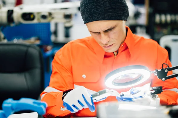 工厂自动化机械臂机械部分的专业工程师检测与维修 工厂机械臂系统的工人 — 图库照片