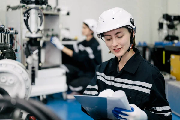 制造业自动化工厂自动化机械检测与维修中女性技师的微笑肖像 技术与创新理念 — 图库照片