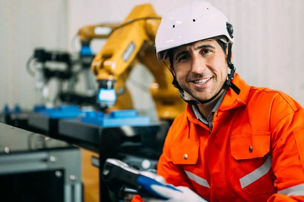 工业厂房自动机械机械手的检测和维修 工厂机械臂系统的工人 专业技术人员手握机械控制器 — 图库照片