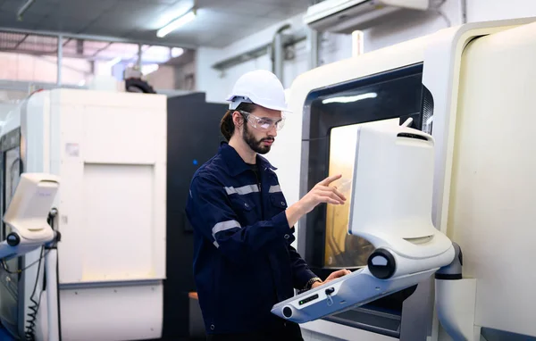 Engenheiro Mecanicista Operando Controlando Máquina Cnc Fábrica Inovação — Fotografia de Stock