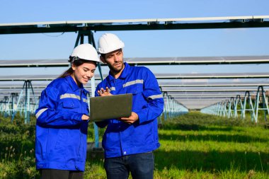 Workers installing solar panels, Engineer team at solar panel farm, Group of workers analyzing solar energy at solar cell farm field