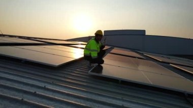 Güneş enerjisi, güneş enerjisi, güneş enerjisi, güneş enerjisi, sıcak gökyüzü, temiz enerji, alternatif enerji.