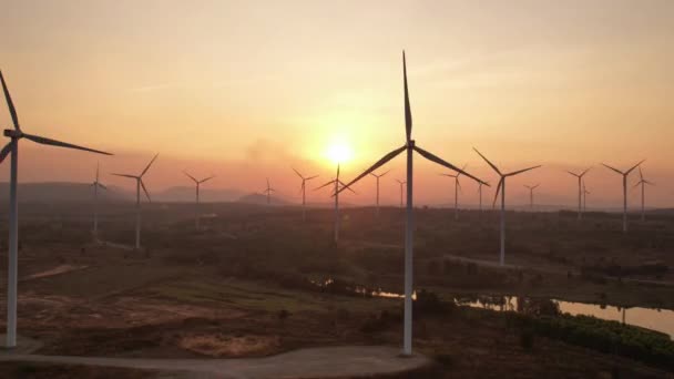 Farma Turbin Wiatrowych Czasie Zachodu Słońca Odnawialne Czyste Źródła Energii — Wideo stockowe