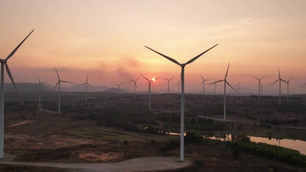 Windturbinepark Zonsondergang Hernieuwbare Schone Energiebronnen — Stockvideo