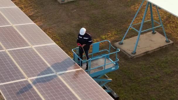 太陽電池ファームの太陽光発電所の太陽光パネル 太陽光からのグリーンエネルギー フィールドの生態系太陽光発電 自然環境からの電気革新 — ストック動画