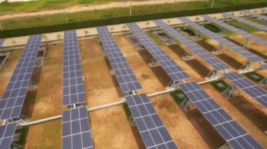 Güneş enerjisi panelleri güneş enerjisi çiftliğindeki güneş enerjisi, güneşten gelen yeşil enerji, alandaki ekoloji güneş enerjisi, doğadan gelen elektrik yeniliği