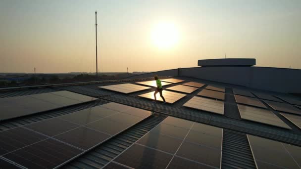 Солнечные Батареи Солнечные Батареи Закатом Вечером Солнечная Энергия Теплым Небом — стоковое видео