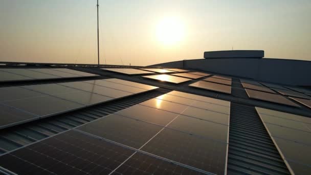 太阳能电池农场发电厂和太阳能电池板 夕阳西下 太阳能与温暖的天空 清洁能源 替代能源 — 图库视频影像