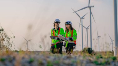 Rüzgar türbini alanında çalışan profesyonel mühendis, temiz enerji kaynaklarını araştıran ve geliştiren çevre mühendisi, Yeşil ekolojik enerji üretimi rüzgar