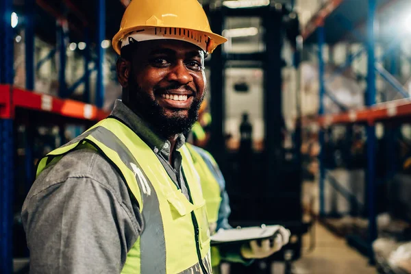 Retrato Trabalhador Loja Armazém Trabalhador Armazém Sorrindo Olhando Câmera Empregado — Fotografia de Stock