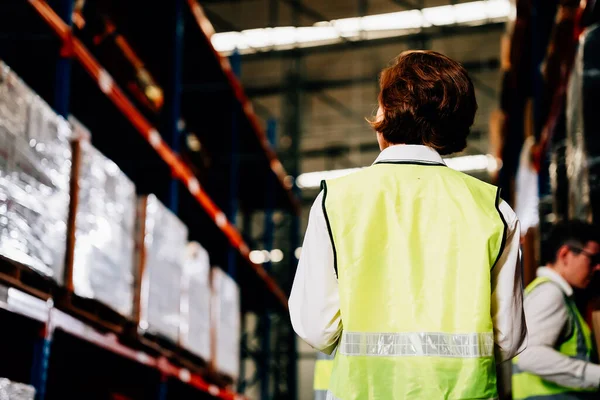 Warehouse Supervisor Using Tablet Controlling Checking Goods Supplies Shelves Goods — Fotografia de Stock