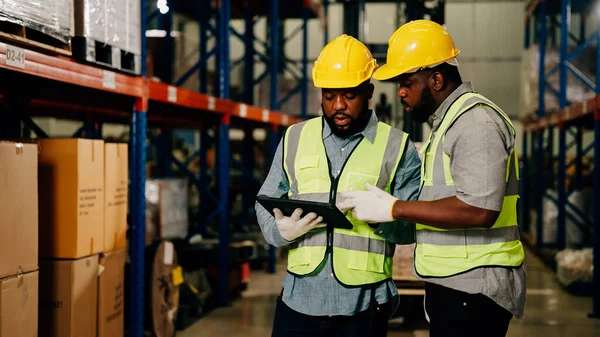 Two Warehouse Workers Checking Controlling Boxes Warehouse Professional Warehouse Workers — Fotografia de Stock