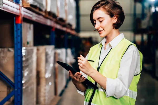 Warehouse Supervisor Using Tablet Controlling Checking Goods Supplies Shelves Goods — 스톡 사진