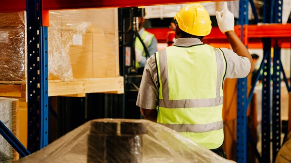 Trabalhadores Armazém Com Capacete Segurança Verificando Controlando Caixas Armazém Trabalhadores — Fotografia de Stock