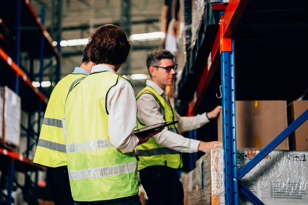 Group Warehouse Workers Safety Vest Talking Discussing Plan Together Workers — Stock Photo, Image