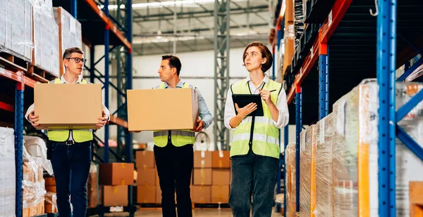 Warehouse Supervisor Using Tablet Controlling Checking Goods Supplies Shelves Goods — Stock Photo, Image