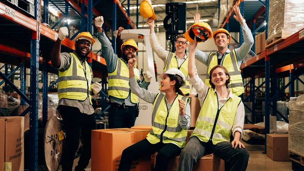 Profesyonel Depo Işçisi Ekibi Depo Fabrikasında Başarıyı Kutluyor Neşeli Işçiler — Stok fotoğraf