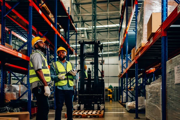 Two Warehouse Workers Checking Controlling Boxes Warehouse Professional Warehouse Workers — Stock Photo, Image