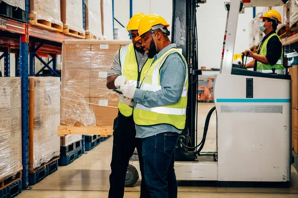 Depoda Kutuları Kontrol Eden Bir Depo Çalışanı Forklift Yükleyicisiyle Karton — Stok fotoğraf