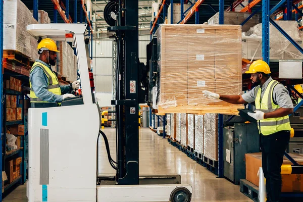 Depoda Kutuları Kontrol Eden Bir Depo Çalışanı Forklift Yükleyicisiyle Karton — Stok fotoğraf