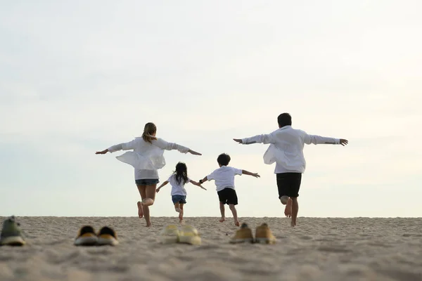 Happy Asian Familie Reizen Samen Het Strand Vakantie Gezin Met — Stockfoto