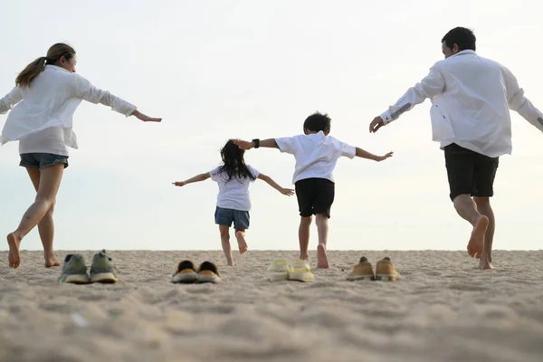 Happy Asian Familie Reizen Samen Het Strand Vakantie Gezin Met — Stockfoto